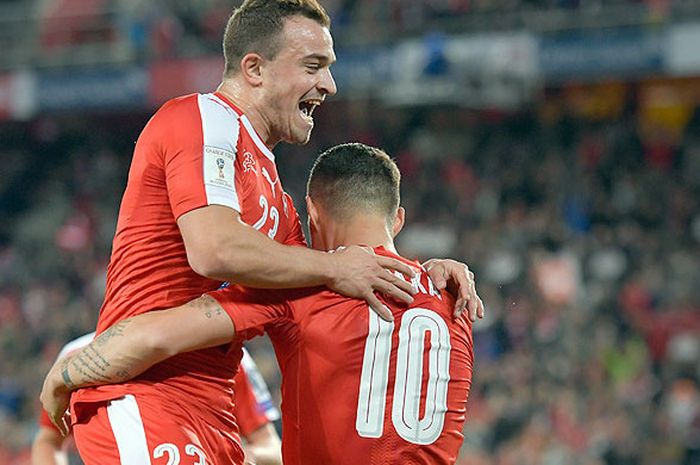 Gelandang Swiss, Xherdan Shaqiri (kiri) dan Granit Xhaka, merayakan gol saat melawan Hongaria dalam laga kualifikasi Piala Dunia 2018 di Stadion St Jakob-Park, Basel, pada 7 Oktober 2017.