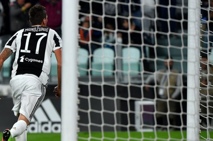 Striker Juventus, Mario Mandzukic, merayakan gol yang dia cetak ke gawang Fiorentina dalam laga Liga Italia di Stadion Allianz, Turin, pada 20 September 2017.