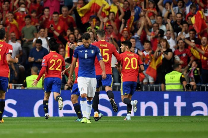 Para pemain timnas Spanyol (merah) merayakan gol Isco ke gawang Italia pada laga Grup G Kualifikasi Piala Dunia 2018 zona Eropa di Stadion Santiago Bernabeu, Sabtu (2/8/2017).