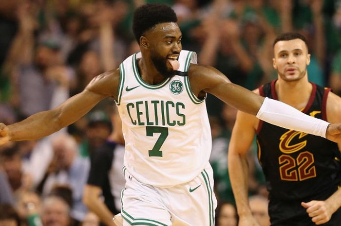 Pebasket Boston Celtics, Jaylen Brown (#7), melakukan selebrasi setelah mencetak tiga poin pada laga kelima final Wilayah Timur NBA melawan Cleveland Cavaliers di TD Garden, Boston, Massachusetts, Amerika Serikat, 23 Mei 2018.