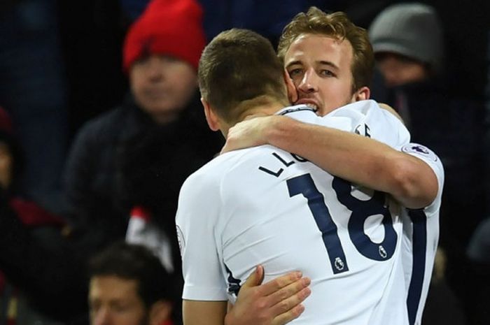 Striker Tottenham Hotspur, Harry Kane (kanan), merayakan golnya bersama Fernando Llorente dalam laga Liga Inggris kontra Liverpool FC di Stadion Anfield, Liverpool, pada 4 Februari 2018.