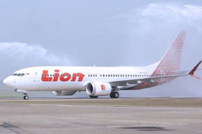  Tradisi water salute menyambut kedatangan pesawat baru B737 MAX 8 Lion Air di Bandara Soekarno-Hatta, Selasa (4/7/2017). 