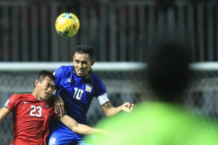  Duel udara bek Indonesia, Hansamu Yama (23) dengan striker Thailand, Teerasil Dangda pada final pertama Piala AFF 2016 di Stadion Pakansari, Kabupaten Bogor, Rabu (14/12/2016) malam.  