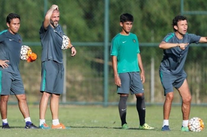 Pelatih timnas U-22 Indonesia, Luis Milla (kanan) saat memberikan instruksi pada seleksi tahap ketiga timnas U-22 di lapangan Sekolah Pelita Harapan, Karawaci, Tangerang, Rabu (8/3/2017). 