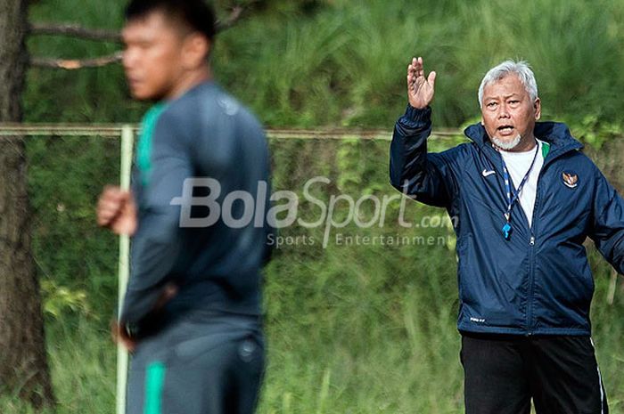 Pelatih timnas putri Indonesia, Satia Bagdja Ijatna, memberi arahan dalam sesi latihan di National Youth Training Centre (NYTC) Sawangan, Depok, Jawa Barat, Selasa (6/3/2018) pagi.