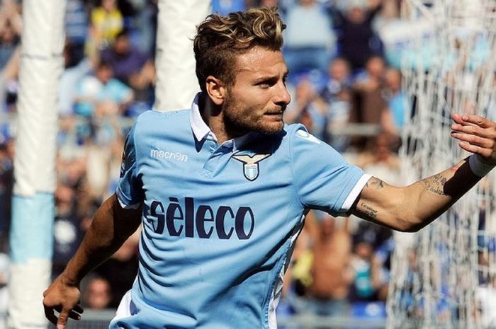 Aksi selebrasi penyerang Lazio, Ciro Immobile, seusai mencetak gol ke gawang Sampdoria dalam laga lanjutan Liga Italia 2016-2017 di Stadion Olimpico, Roma, (7/5/2017).