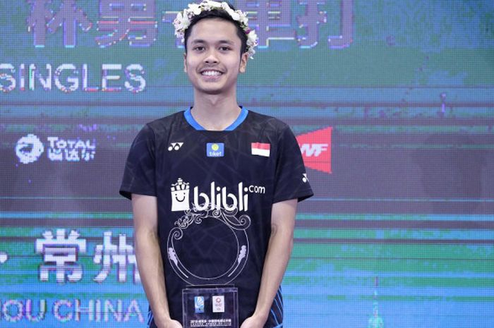  Pebulu tangkis tunggal putra Indonesia, Anthony Sinisuka Ginting, berpose di atas podium juara setelah mengalahkan Kento Momota (Jepang) pada laga final turnamen China Open 2018 di Changzhou, Minggu (23/9/2018). 