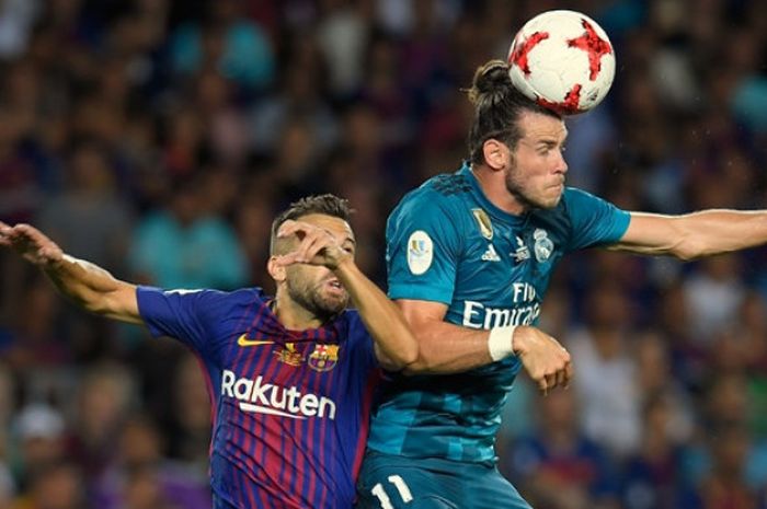 Gareth Bale (kanan) berduel dengan Jordi Alba (kiri) saat Barcelona melawan Real Madrid pada partai Piala Super Spanyol di Stadion Camp Nou, Minggu (13/8/2017).