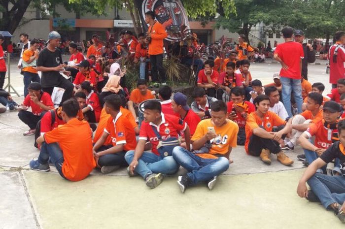 Suporter Persija Jakarta, The Jakmania di Stadion Manahan Solo.