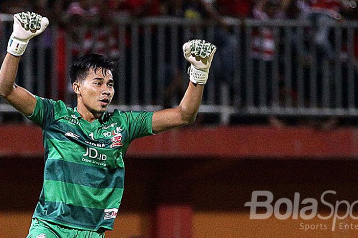 Ekspresi kiper Madura United, Angga Saputra, saat merayakan gol timnya dalam laga pekan ke-29 Liga 1 melawan Pusamania Borneo FC di Stadion Ratu Pamellingan Pamekasan, Jawa Timur, Jumat (13/10/2017) malam.