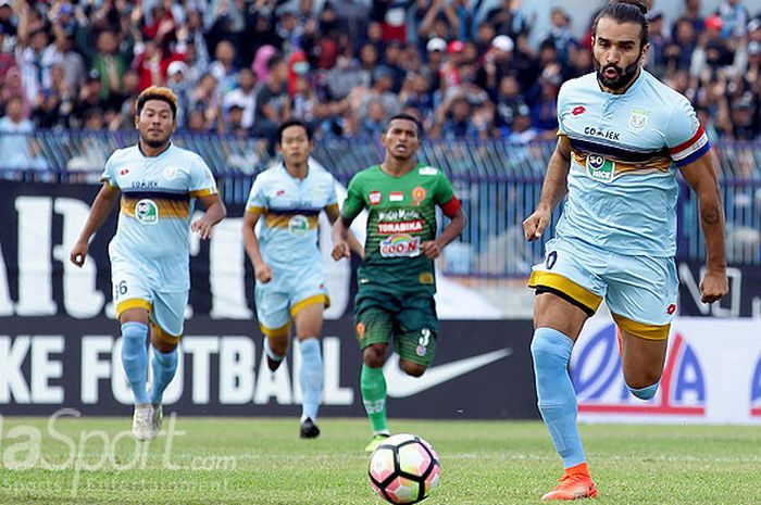 Aksi gelandang Persela Lamongan, Jose Manuela Baebosa Alves, saat tampil melawan PS TNI dalam laga pekan ke-26  Liga 1 di Stadion Surajaya Lamongan, Jawa Timur, Kamis (22/09/2017) sore.