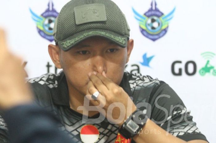 Pelatih PS TNI, Rudy Eka Priyambada saat memberi keterangan kepada awak media saat kontra Persegres, Sabtu (28/10/2017) lalu di stadion Surajaya Lamongan.