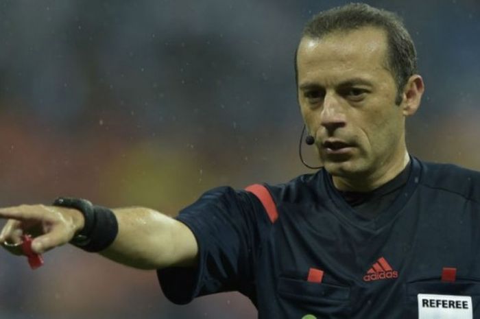 Wasit asal Turki, Cuneyt Cakir, memimpin pertandingan semifinal Piala Dunia antara Belanda dan Argentina di The Corinthians Arena, Sao Paulo, 9 Juli 2014.