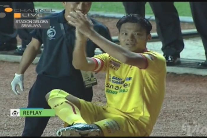 Selebrasi pemain Sriwijaya FC, Hamka Hamzah setelah membobol gawang PSIS Semarang pada lanjutan Liga 1 di Stadion Jakabaring, Palembang, Selasa (22/5/2018).