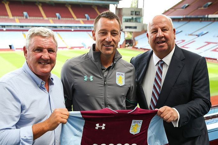 John Terry (tengah) saat diresmikan sebagai pemain Aston Villa