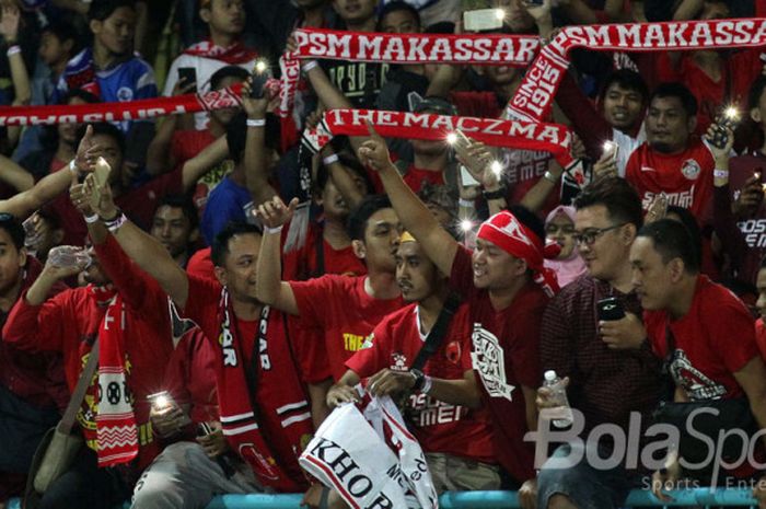  Aksi suporter PSM Makassar di Stadion Kanjuruhan. 