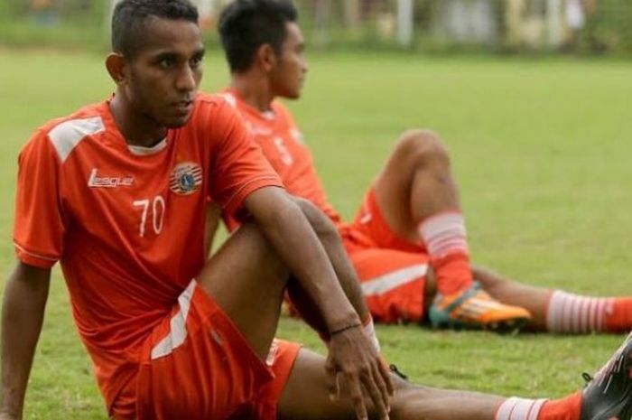 Winger Persija, Pandi Lestaluhu dalam sebuah sesi latihan timnya di Lapangan Asifa, Kota Malang. Pandi jadi bagian PS TNI dan Persija dengan sukarela melepasnya. 