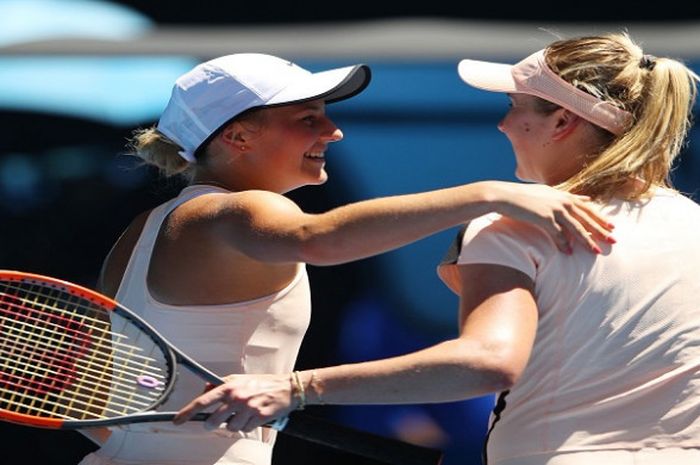 Marta Kostyuk (kiri) dan Elina Svitolina (kanan) saling berpelukan usai keduanya bertemu pada babak ketiga Australian Open 2018, Jumat (19/1/2018).