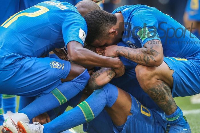 Neymar Jr. (tengah) dirangkul rekan setimnya setelah membantu Brasil menekuk Kosta Rika dalam partai Grup E Piala Dunia 2018 di St. Petersburg, Jumat (22/6/2018).