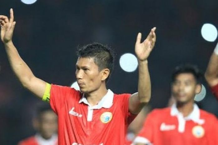 Lambaian tangan bek sekaligus kapten Persija, Ismed Sofyan seusai timnya mengalahkan PS TNI di SUGBK pada Jumat (10/6/2016). 