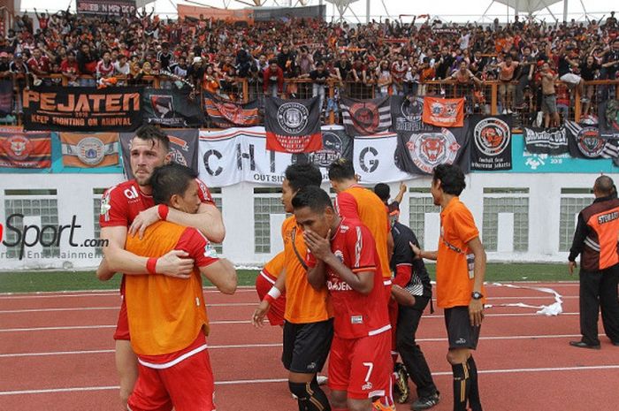 Selebrasi kemenangan Persija Jakarta atas Sriwijaya FC di Stadion Wibawa Mukti, Cikarang,  Sabtu (24/11/2018). 