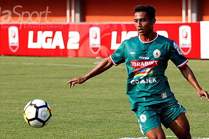 Penyerang PSS Sleman, I Made Adi Wirahadi, saat tampil melawan Madura FC dalam laga lanjutan Liga 2 2018 di Stadion Maguwoharjo, Sleman, Rabu (2/5/2018).