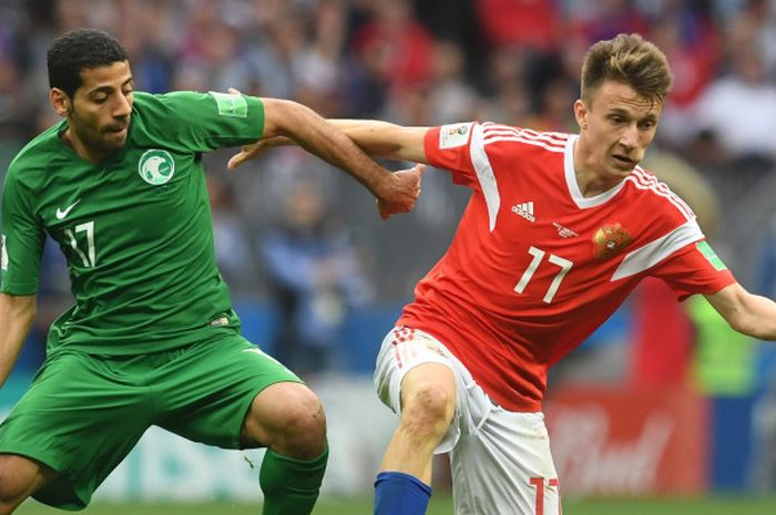  Gelandang Timnas Rusia, Aleksandr Golovin (kanan), berduel dengan pemain Arab Saudi, dalam laga pembukaan Piala Dunia 2018 di Luzhniki Stadium, Kamis (14/6/2018). 