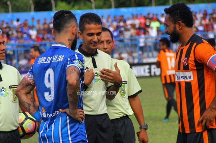 Thoriq Alkatiri saat memimpin laga Persib balikpapan Vs Perseru Serui