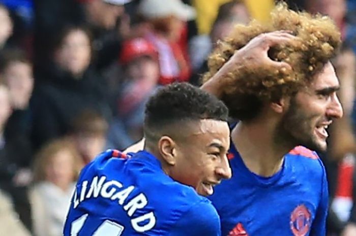 Dua pemain Manchester United,  Marouane Fellaini (kanan) dan Jesse Lingard, usai mencetak gol ke gawang Middlesbrough di Riverside Stadium, Middlesbrough, pada 19 Maret 2017. 