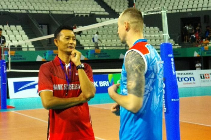 Pelatih timnas voli putra Indonesia, Samsul Jais, berbincang dengan salah satu pemain asing Palembang Bank Sumsel Babel, di Tennis Indoor Senayan, Jakarta, Sabtu (10/2/2018).