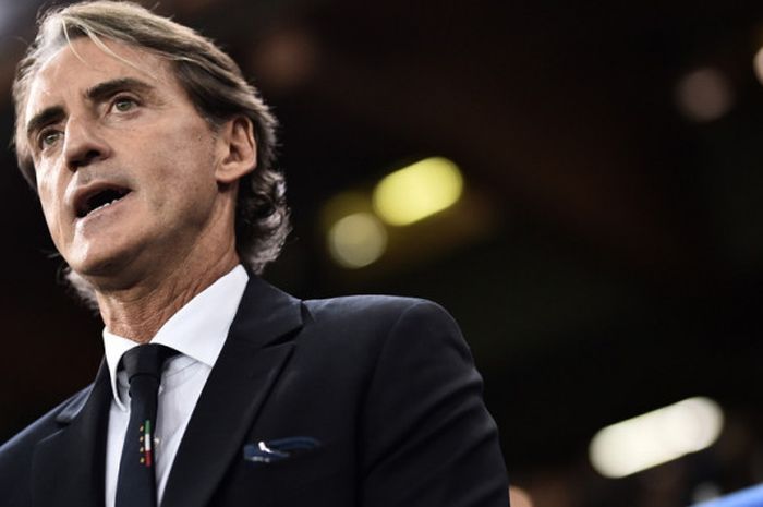 Ekspresi pelatih itmnas Italia, Roberto Mancini, saat menyaksikan para pemainnya bertanding menghadapi Ukraina dalam laga uji ciba di Stadio Comunale Luigi Ferraris, Genoa, Italia, pada Rabu (10/10/2018).