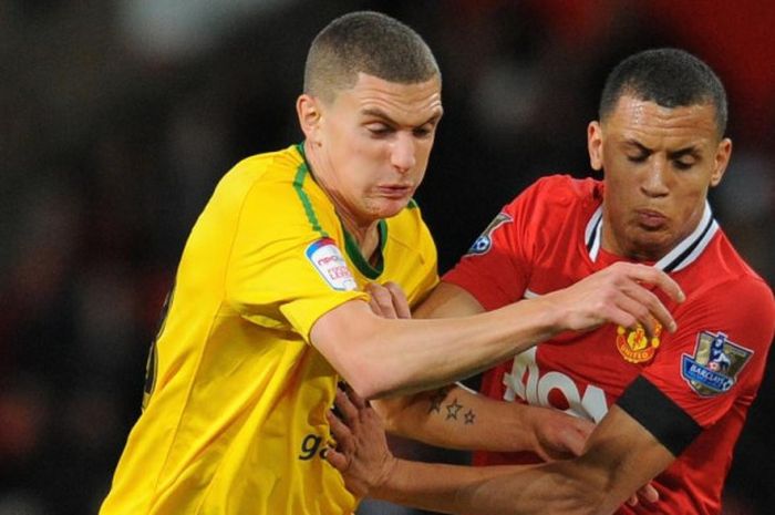 Ravel Morrison (kanan) berduel dengan Stuart O'Keefe dalam partai Piala Liga antara Manchester United dan Crystal Palace di Old Trafford, Manchester, 30 November 2011.