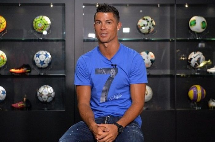 Pemain Real Madrid, Cristiano Ronaldo, sedang mengunjungi museum CR7 yang didedikasikan untuknya, di Funchal, Madeira, Sabtu (23/7/2016). 