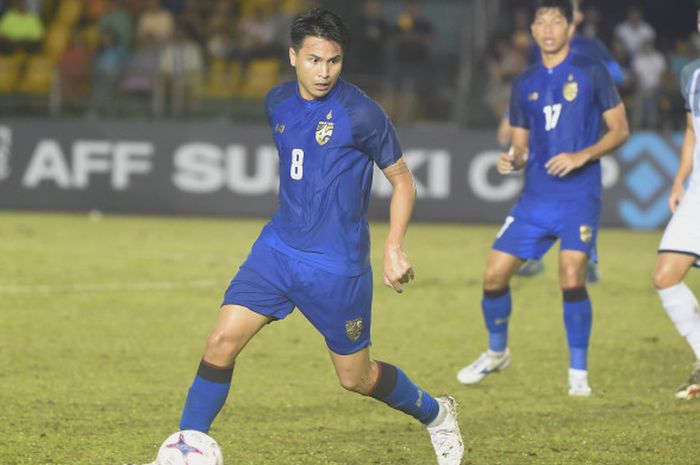 Pemain Thailand, Thitipan Puangchan, membawa bola saat laga melawan timnas Filipina pada matchday ke