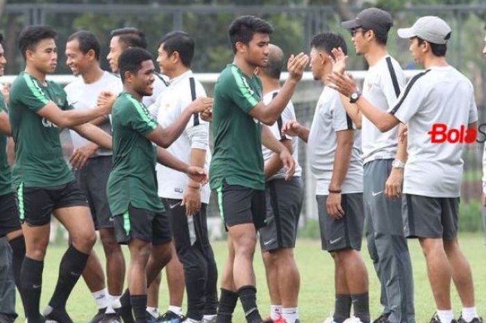 Skuat timnas Indonesia U-22 bersalaman dengan tim pelatih di lapangan ABC, Senayan, Jakarta, Rabu (9/1/2019).