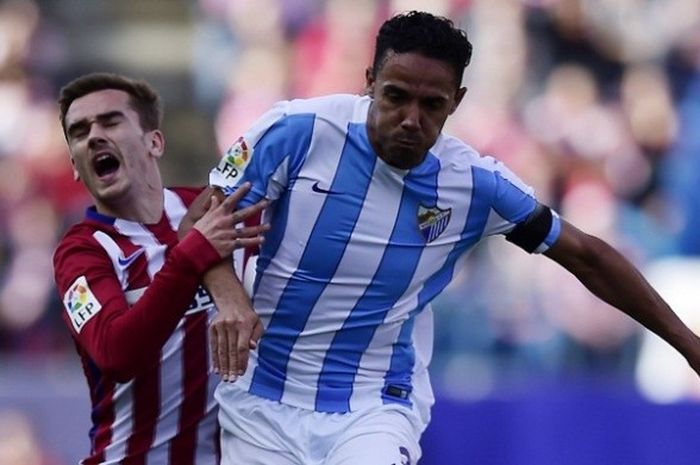   Pemain Atletico Madrid, Antoine Griezmann (kiri), berduel dengan pemain Malaga, Pablo Fornals, dalam lanjutan La Liga di Vicente Calderon, Sabu (23/4/2016) waktu setempat.   