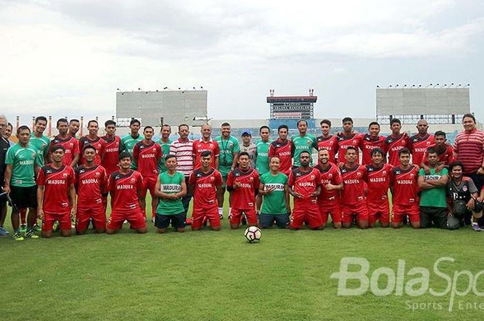 Pemain dan ofisial Madura United berpose sebelum latihan perdana tim di Stadion Gelora Bangkalan, Minggu (16/12/2017).