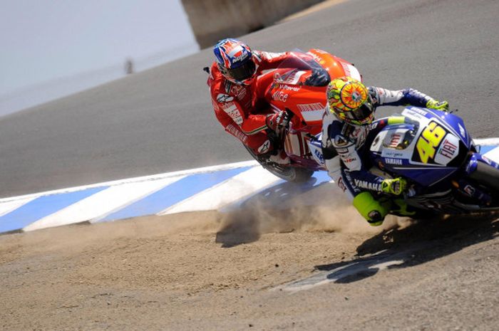 Valentino Rossi meng-overtake Casey Stoner di tikungan corkscrew Sirkuit Laguna Seca, AS, pada tahun 2008.