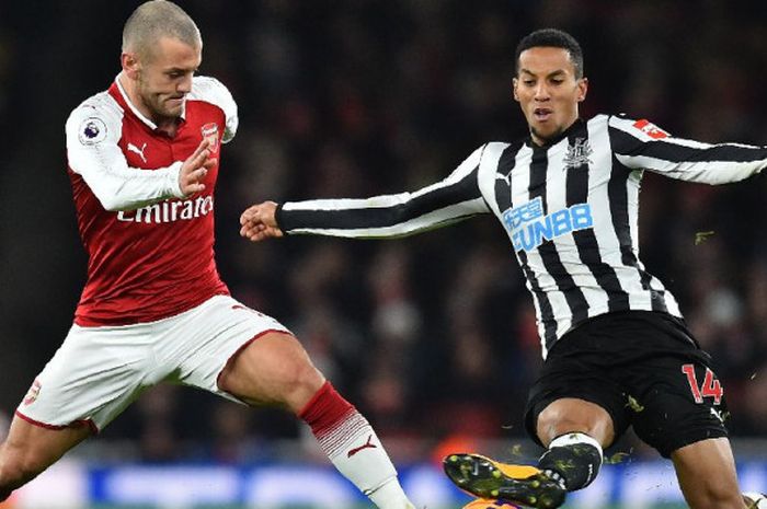 Gelandang Arsenal, Jack Wilshere, berduel dengan pemain Newcastle United, Isaac Hayden, pada laga Liga Inggris  di Stadion Emirates, London, pada 16 Desember 2017.