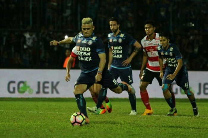 Cristian Gonzales mengeksekusi penalti saat Arema FC melawan Madura United pada partai Liga 1 di Stadion Kanjuruhan, Malang, Minggu (14/5/2017).