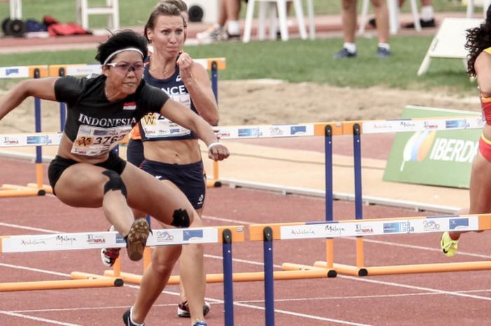 Pelari gawang Indonesia, Dedeh Erawati, memimpin semifinal lari gawang 100 meter Kejuaraan Dunia Masters Atletik 2018 di Stadion Carranque, Malaga, Spanyol, Jumat (14/9).