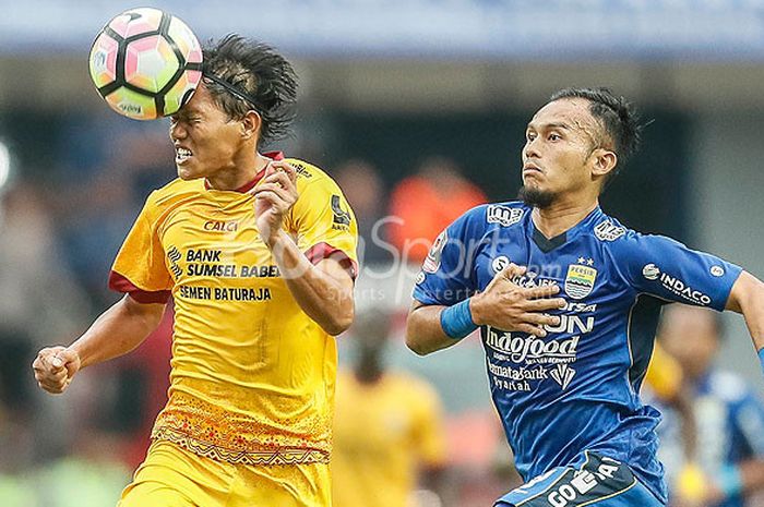 Gelandang Sriwijaya FC, Adam Alis (kiri), menyundul bola dibayangi bek Persib Bandung, Wildansyah, saat Sriwijaya FC melawan Persib Bandung pada partai pembuka Piala Presiden 2018 di Stadion Gelora Bandung Lautan Api, Kab. Bandung, Selasa (16/1/2018).