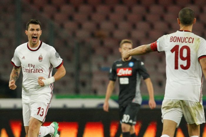 Bek AC Milan, Alessio Romagnoli (kiri), merayakan gol yang dia cetak ke gawang Napoli dalam laga Liga Italia di Stadion San Paolo, Naples, pada 18 November 2017.