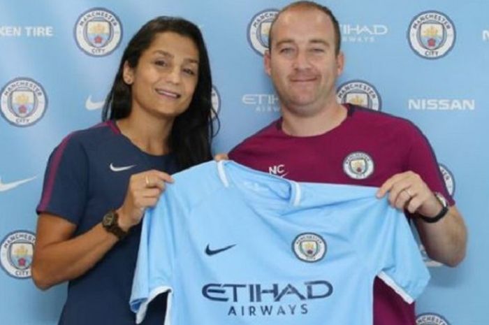 Nadia Nadim bersama pelatih tim sepak bola wanita Manchester City, Nick Cushing.