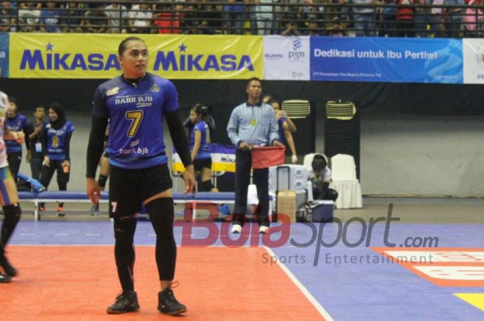 Aprilia Manganang (biru) saat memperkuat dim Bandung Bank BJB Pakuan di gran final Proliga 2018, Minggu (15/4/2018), di GOR Amongrogo, Yogyakarta.