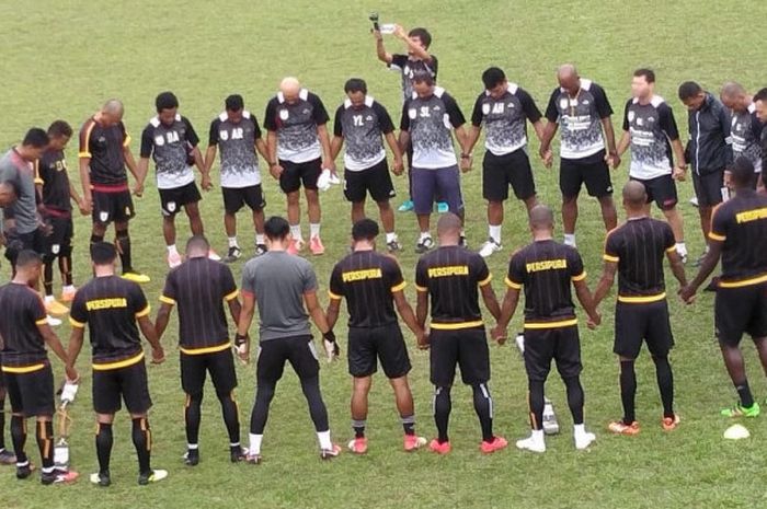   Skuat Persipura dalam sesi latihan di Stadion TD Pardede, Selasa (10/7/2018).  