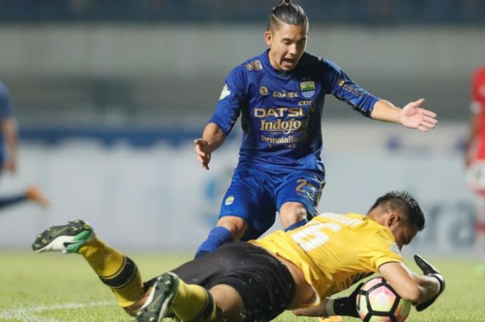 Aksi kiper Persija, Andritany Ardhiyasa mengamankan bola dari usaha serobotan gelandang Persib, Kim Kurniawan pada laga putaran pertama Liga 1 musim 2017 di Stadion Gelora Bandung Lautan Api, Kota Bandung, 22 Juli 2017.  