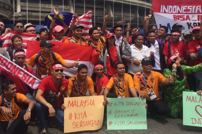 Suporter Indonesia dan Malaysia jelang laga timnas U-22 kontra Kamboja di Stadion Shah Alam, Selangor pada 24 Agustus 2017. 