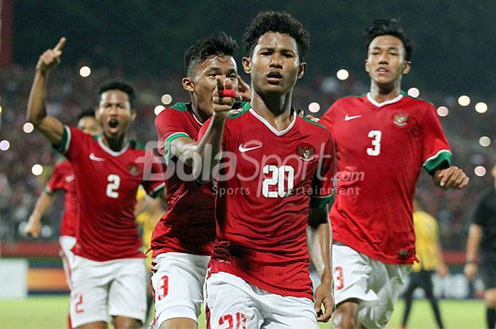              Penyerang timnas U-16 Indonesia, Amiruddin Bagus Kahfi Alfikri, melakukan selebrasi seusai mencetak gol ke gawang Malaysia lewat titip penalti pada laga semifinal Piala AFF U-16 2018 di Stadion Gelora Delta, Sidoarjo, Kamis (9/8/2018).               