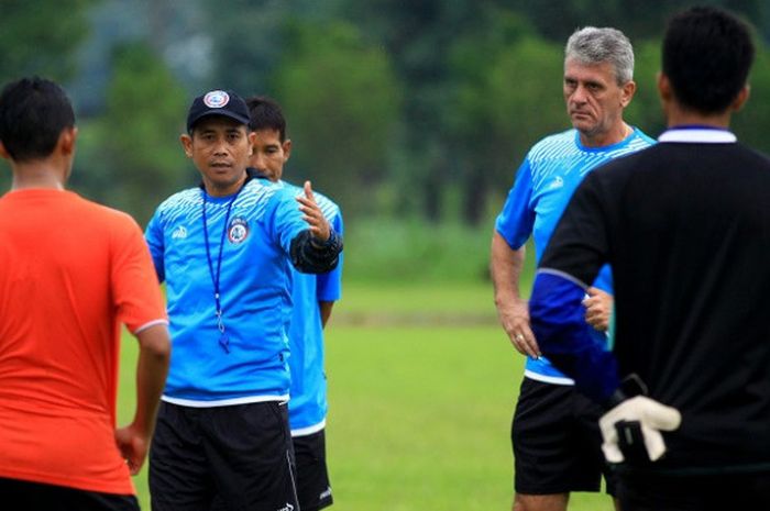 Pelatih Arema FC, Joko Susilo (bertopi) memimpin latihan perdana timnya dan juga dihadiri pelatih fisik anyar skuat Singo Edan, Dusan Momcilovic di lapangan Dirgantara, Pakis, Kabupaten Malang, Jumat (1/12/2017).